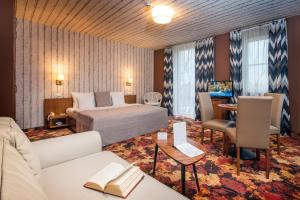 莫雄马扎尔古堡拉奇特公园酒店的配有一张床和一张书桌的酒店客房