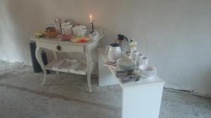 布兰特维克布朗特韦克斯韦斯特酒店的上面有茶具的白色桌子