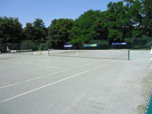 尤尔根·法斯宾德运动酒店内部或周边的网球和/或壁球设施