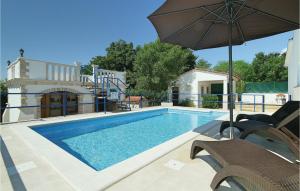 莫托文Stunning Home In Motovun With Private Swimming Pool, Can Be Inside Or Outside的一座房子旁带遮阳伞的游泳池