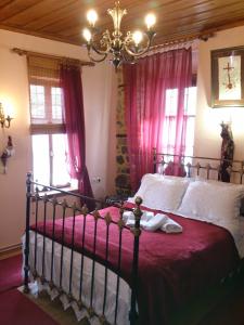 西亚蒂斯塔斯亚缇丝缇诺阿琼塔瑞琦酒店的一间卧室配有一张带粉红色窗帘和吊灯的床。