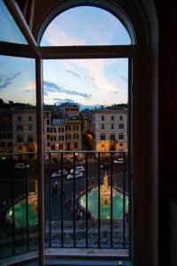 罗马罗马顶楼套房的从窗户可欣赏到城市美景