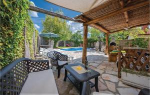 HekiStunning Home In Pazin With Wifi的一个带桌椅的庭院和一个游泳池
