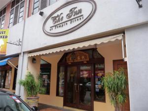 新加坡The Inn at Temple Street的大楼前有标志的餐厅