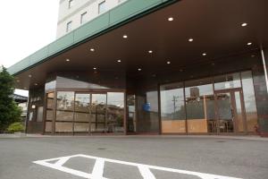 苅田町神田北九州机场阿里斯顿酒店的一座大型玻璃建筑,有很多窗户