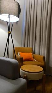 布卢梅瑙Conforto e sofisticação à 500m da Vila Germânica的带沙发、桌子和台灯的客厅