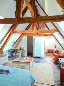 拉昂Maison Séraphine - Guest house - Bed and Breakfast的配有床和桌子的房间