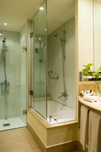 十月六日城诺富特开罗酒店的带淋浴的浴室和玻璃门