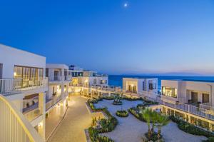 库萨达斯Ladies Beach Suite Hotel的享有度假胜地的空中景致,以海洋为背景