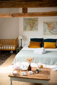 拉昂Maison Séraphine - Guest house - Bed and Breakfast的一间卧室配有一张床和一张木桌