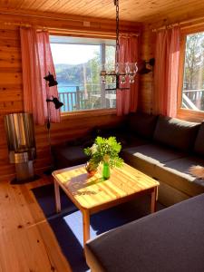 HaganesBergen/Sotra: Sea cabin. Spa. Fishing. Boat的客厅配有沙发和桌子
