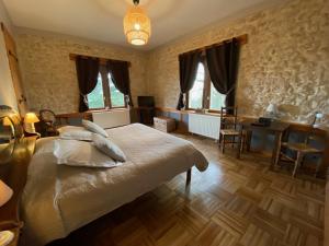 MoreyBed and Breakfast Le Château de Morey的卧室配有一张床、一张书桌和窗户。