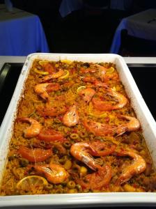 阿尤恩埃米利奥莫雷蒂酒店的一种带虾和豆子的卡塞罗尔食品