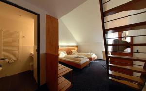 贝格基兴格鲁格酒店的酒店客房带两张床和一间浴室