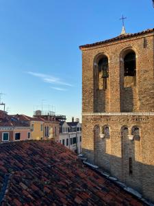 威尼斯Alloggi Ai Tessitori的从建筑物屋顶上可欣赏到风景