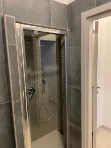 福贾Blue & Grey downtown Foggia的浴室里设有玻璃门淋浴