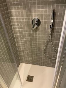福贾Blue & Grey downtown Foggia的浴室内配有淋浴和头顶淋浴