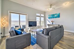 巴拿马城海滩Sunny PCB Home with Balcony Steps to the Beach!的客厅配有两张沙发和一张桌子