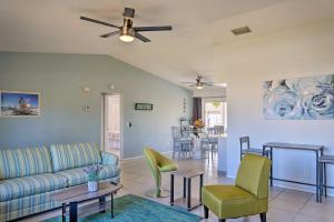 珊瑚角Cape Coral Family Abode about 7 Mi to Beaches!的客厅配有沙发、椅子和桌子