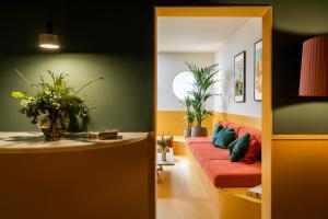 巴塞罗那BYPILLOW Mothern的客厅设有红色沙发和绿色墙壁。