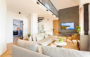 卡什泰拉Beautiful Home In Kastel Sucurac With Private Swimming Pool, Can Be Inside Or Outside的客厅配有沙发和桌子
