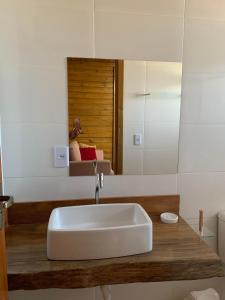 安谢塔Pousada Portal da Praia的浴室设有白色水槽和镜子