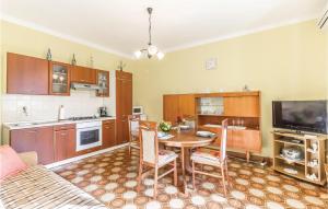 罗波里卡Lovely Apartment In Pula With Wifi的一间带桌子的厨房和一间餐厅