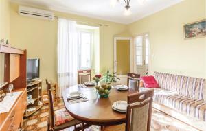 罗波里卡Lovely Apartment In Pula With Wifi的客厅配有桌子和沙发