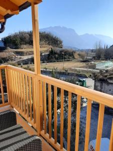 阿科Appartamenti Piccolo Borgo的小屋的甲板上可欣赏到山景