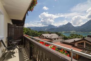 圣沃尔夫冈罗德弗索赫公寓的享有湖泊和山脉美景的阳台。