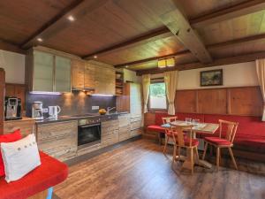 米特西尔Rustic country house in Mittersill near ski area的厨房以及带桌椅的用餐室。