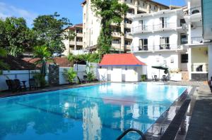 康提Peradeniya Rest House的一座大楼前空的游泳池