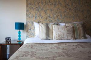 克兰伯恩拉福斯克兰伯恩旅馆的一张带床头板、枕头和灯的床