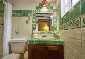 图卢姆图卢姆酒店的一间带水槽、卫生间和镜子的浴室