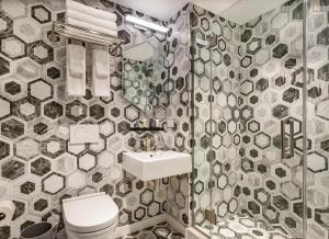 纽约The FIDI Hotel的一间带卫生间和水槽的浴室