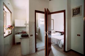 博尔吉亚Camping Calabrisella的一间设有门的房间,通往一间带一张床的卧室