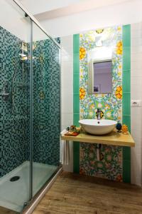 陶尔米纳瓦伦蒂娜旅馆的一间带水槽和淋浴的浴室