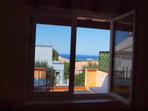苏昂博Petit Paradis的从窗户可欣赏到海景