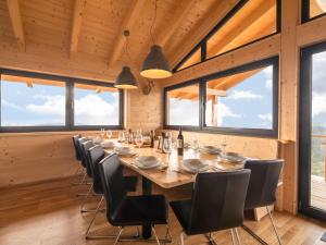 克利浦托尔Chalet in Klippitzt rl ski area with sauna的一间带长桌和椅子的用餐室