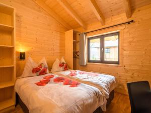 克利浦托尔Chalet in Klippitzt rl ski area with sauna的小木屋内一间卧室,配有一张床