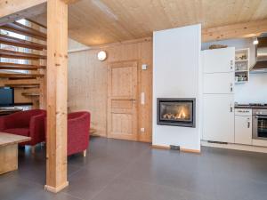 上陶恩Chalet in Hohentauern near ski area with sauna的带壁炉的客厅。