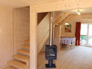 上陶恩Chalet in Hohtauern Styria with sauna的小木屋,配有燃木火炉