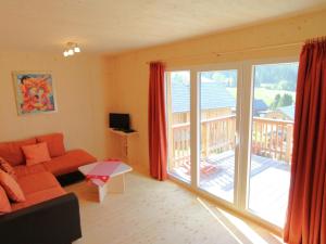 上陶恩Chalet in Hohtauern Styria with sauna的带沙发和大窗户的客厅