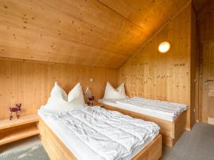 穆劳附近圣格奥尔根Chalet in St Georgen ob Murau near ski area的木墙客房的两张床