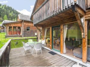 穆劳附近圣格奥尔根Chalet in St Georgen ob Murau near ski area的木制甲板上配有桌椅