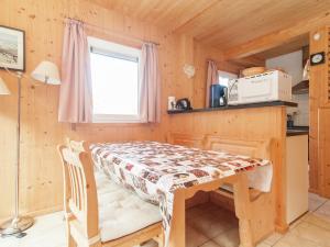 穆尔河畔施塔德尔奥地利小木屋的一个小房子里带桌子的小厨房