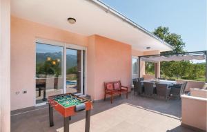 杜格普利耶Nice Home In Dugopolje With Outdoor Swimming Pool的庭院设有台球桌和桌子。