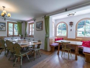 滨湖采尔Spacious Villa in Zell am See near Ski Area的用餐室设有桌椅和窗户。