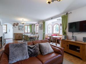 滨湖采尔Spacious Villa in Zell am See near Ski Area的带沙发和电视的客厅