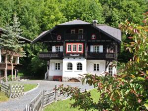 滨湖采尔Spacious Villa in Zell am See near Ski Area的一座带围栏的黑白房子